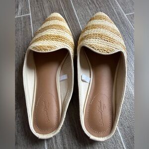 Universal Thread Cream & Tan Woven Pointed-Toe Flats